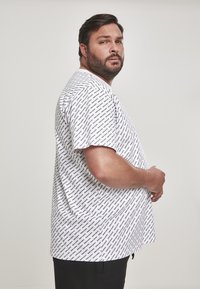 Urban Classics ALLOVER LOGO TEE - Marškinėliai su spaudiniu - white
