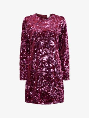 Vestido burdeos con lentejuelas, de mangas largas, escote redondo y patrón floral texturizado. La tela es brillante y tiene una textura suave.