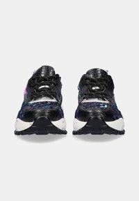 Zapatillas negras elegantes con parte superior sintética texturizada, acentos coloridos y una suela blanca acolchada. Presentan una punta redondeada y un diseño con cordones.