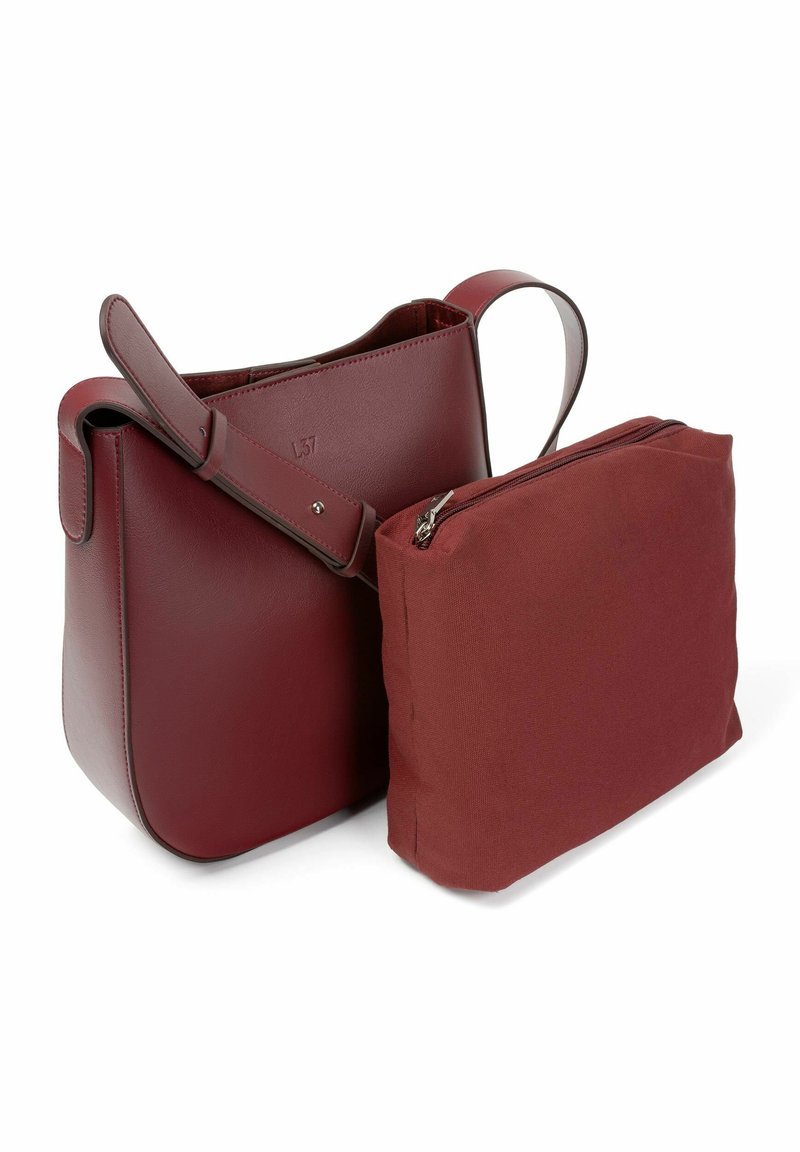 Borsa a secchiello in pelle bordeaux con un portacellulare in tela bordeaux staccabile, caratterizzata da una forma curva, base piatta e manico corto.