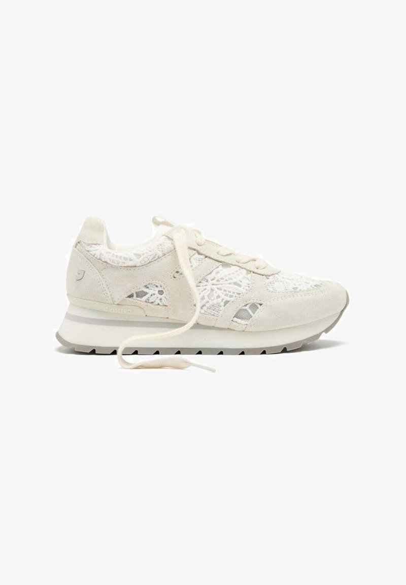 Zapatillas blancas de cordones, confeccionadas con materiales de gamuza y malla, que cuentan con un superposición de encaje texturizado, punta redonda y una suela acolchada para mayor comodidad.