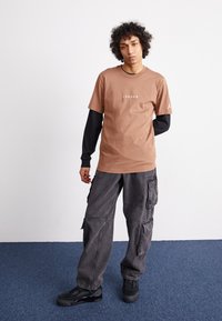Jordan AIR CREW - Marškinėliai su spaudiniu - archaeo brown/white