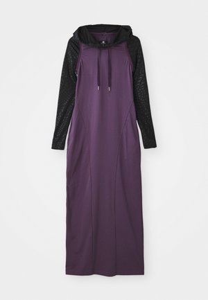 Robe longue violette avec une capuche noire texturée et des manches longues. Dotée de cordons de serrage au niveau du col et d'une coupe épurée. Matériau doux.