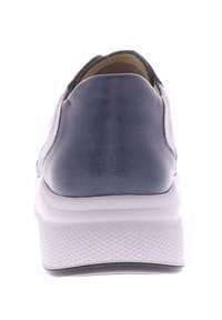 Dunkelblaue Ledersneaker von hinten gezeigt, mit einer dicken strukturierten weißen Sohle und einem tief geschnittenen Kragen.
