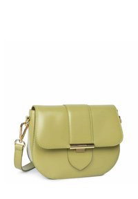 Borsa a tracolla verde in pelle con chiusura a patta, hardware dorato e fondo arrotondato. Presenta dettagli cuciti e una tracolla removibile.