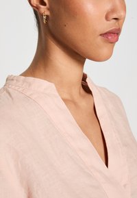 Marc O'Polo BLOUSE STAND UP COLLAR WITH V-NECK LONG SLEEVE - Tunika - dry rose
