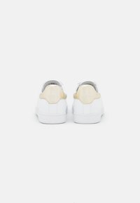 EA7 Emporio Armani UNISEX - Tenisice - white/gold