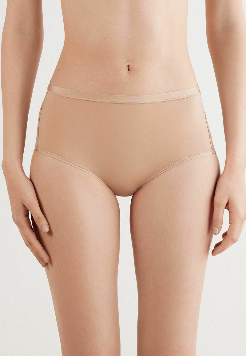 Beiga högmidjade trosor i slät, elastisk tyg med en stilren finish. De har en bred midjeband och minimala sömmar för ökad komfort.