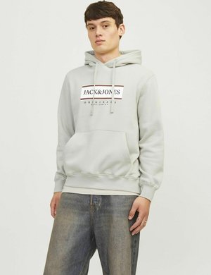 Hellgraue Kapuzenjacke mit Logo, Kängurutasche und Zugbändern. Getragen mit blauen Jeans. Glattes Material, lockere Passform und lässiges Design.