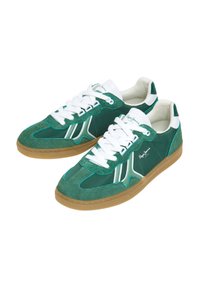 Zelene suede tenisice s bijelim vezicama i detaljima, s gumenom potplatom i tri bijele pruge sa strane. Glatki i teksturirani materijali.