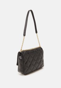 Czarna pikowana torebka ze skóry, z złotym łańcuszkiem i gładkim paskiem na ramię. Prostokątny kształt o teksturowanej powierzchni.