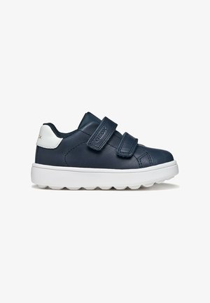 Chaussures en cuir bleu marine avec deux bandes Velcro, semelle en caoutchouc blanche, accents texturés et petit logo au talon.