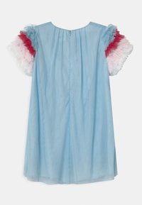 Robe bleu ciel à coupe décontractée, avec des manches courtes à volants en tulle rouge, rose et bleu clair. Dispose d'une fermeture au dos et d'une texture lisse.