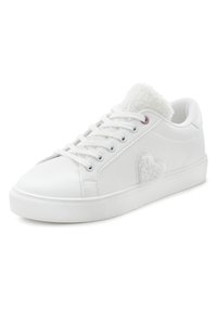 Sneakers bianchi realizzati in materiale sintetico, con un dettaglio a forma di cuore fluffy e testurizzato sul lato, suola piatta in gomma e chiusura con lacci.