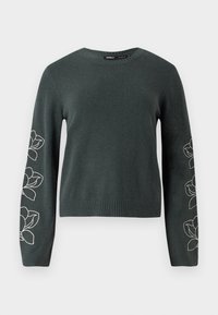 Pull en tricot vert foncé à manches longues, présentant des motifs de fleurs blanches brodés le long des manches et un col et un ourlet côtelés.