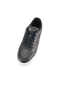 Sneaker in pelle nera con suola bianca, dettagli con borchie, design con lacci e logo sulla linguetta. Texture liscia con forma aerodinamica.