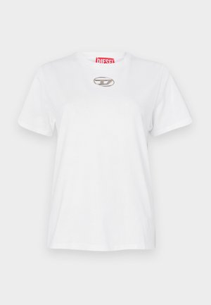 T-shirt branca de algodão com gola redonda, mangas curtas e um destaque de logótipo prateado no peito. Apresenta uma etiqueta da marca vermelha dentro da gola.