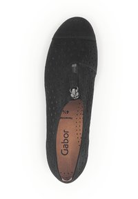 Zwarte geperforeerde platte schoen met een ronde neus, zijrits en een bruine binnenzool met merknaam. Zacht suede-achtig materiaal en een laag profiel ontwerp.