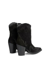 Botas de tobillo de ante negro con punta afilada, costuras decorativas y tacón en forma de cono. Cuenta con un cierre lateral y acentos texturizados.
