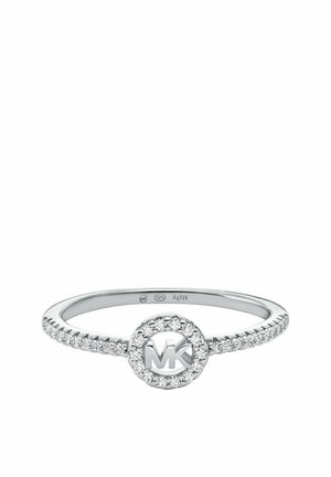 Silberring mit einem zentralen Oval, das das "MK"-Logo umgeben von kleinen klaren Steinen zeigt. Der Ringbereich hat eine perlenartige Textur und eine polierte Oberfläche.