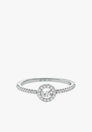 Sølv ring med en central oval med "MK" logo omgivet af små klare sten. Selve ringbåndet har en perleagtig tekstur og en poleret finish.