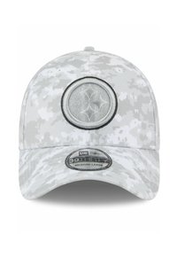 Graue Camouflage-Baseballmütze mit einem kreisförmigen gestickten Logo auf der Vorderseite, ausgestattet mit einem flachen Schirm und einem enganliegenden Design. Größe mittel-groß.