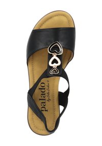 Zwarte sandaal met twee hartvormige gouden accenten, een textuurriem en een gevoerde tan inlegzool met het geprinte merknaam.