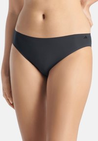 Zwarte bikini onderkant met een gladde textuur en een laag uitgesneden ontwerp. Bevat een klein Adidas-logo op de tailleband.