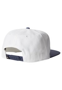 Gorra snapback blanca con visera en contraste de color azul oscuro y correa ajustable de plástico. Presenta una hebilla metálica y ojales de ventilación.