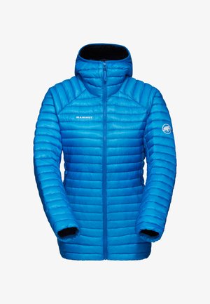 Blå isolerad jacka med huva. Har horisontell quiltad design, frontdragkedja och logotyp på vänstra ärmen. Slät textur.