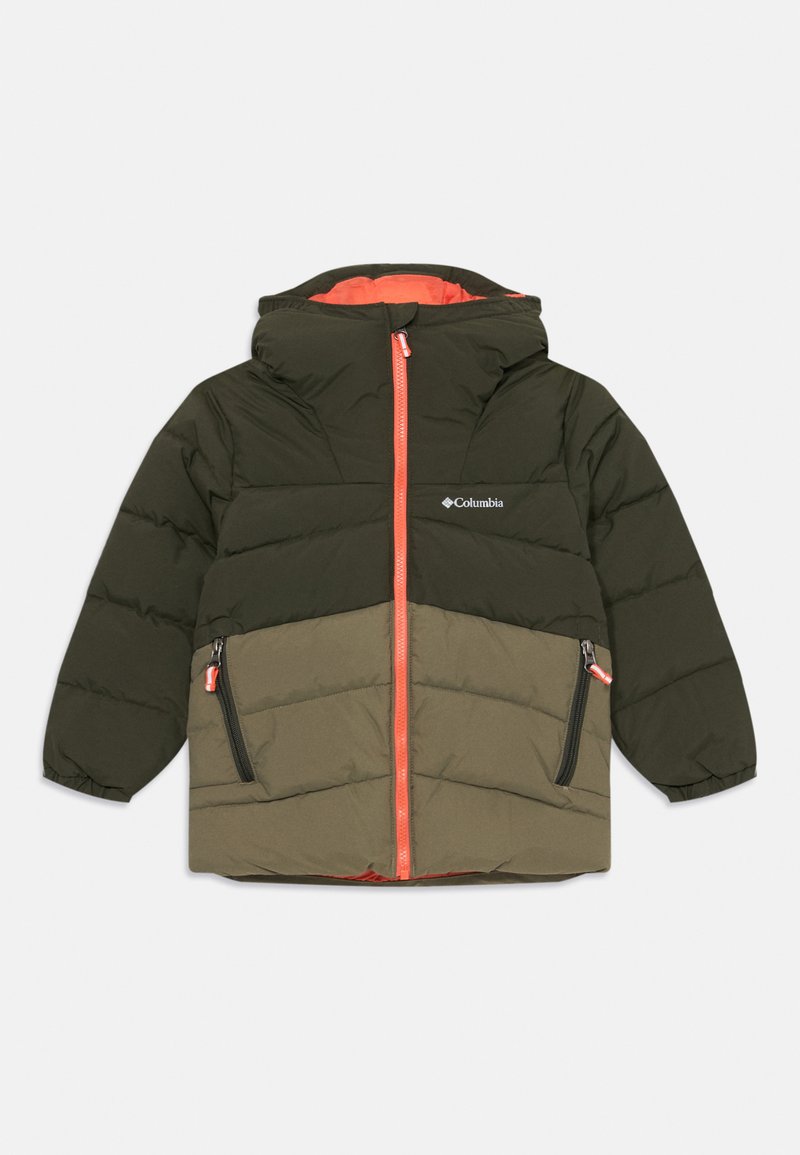 Kaksitooniline oliivroheline soe jakk, millel on oranž tõmblukk ja kapuutsi vooder, ees tõmblukkudega taskud ja Columbia logo rinnal.