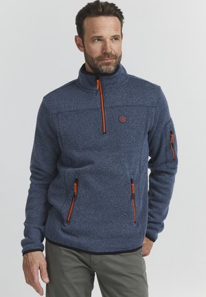 Pulover din polar bleumarin pentru bărbați, cu guler înalt, accente portocalii la fermoar și buzunare laterale. Material texturat cu un model subtil.