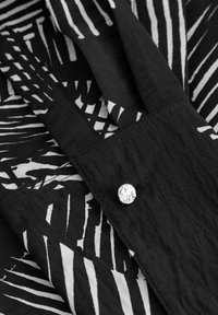 Next LONG SLEEVE - REGULAR FIT - Gombos blúz - monochrome geometric print