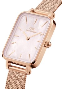 Orologio quadrato rosa oro con quadrante in madreperla, lancette dorate e cinturino a rete. Presenta un design minimalista e una superficie testurizzata.