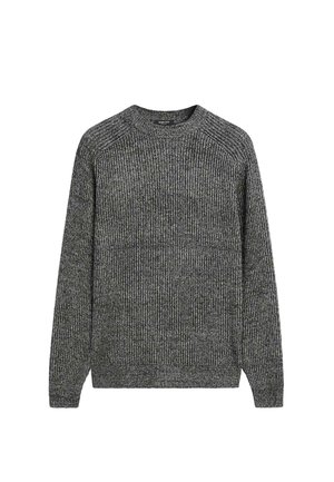 Grijze gebreide trui met geribbelde textuur, ronde ronde hals en lange mouwen. Heeft subtiele kleurvariaties door de hele stof.