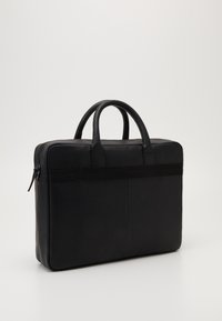 Svart läderlaptopväska med dubbla handtag, dragkedjestängning och en texturerad tygdetalj på framsidan. Enkel rektangulär design.