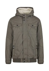 Chaqueta con capucha de color verde oliva, interior forrado de forro polar, cierre frontal con botones, dos bolsillos en el pecho, puños y dobladillo acanalados, con un sutil detalle de costura.