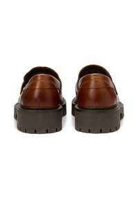 Bruine leren schoenen met een gladde afwerking, een afgeronde vorm en dikke grijze rubberen zolen met diepe profielpatronen en minimale stikdetails.