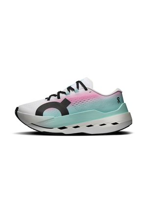Chaussure de course avec tige dégradée blanche, rose et turquoise, lacets noirs, grand logo noir sur le côté et semelle blanche épaisse avec accents noirs.