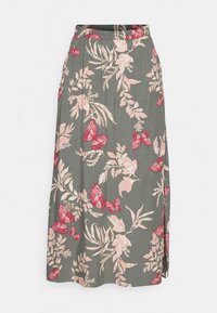 Jupe maxi en tissu doux vert, ornée d'un motif floral et de papillons en rose et rouge. Taille élastique avec un détail d'incision sur le côté.