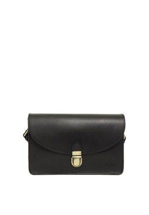 Bolso bandolera de cuero negro con solapa curva y cierre con broche dorado, costuras mínimas y correas ajustables visibles en los laterales.