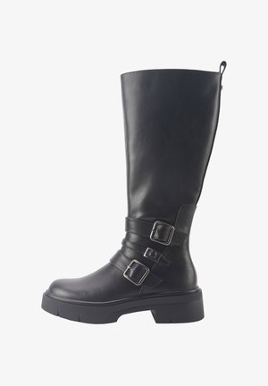 Crne čizme do koljena s glatkom kožnom teksturom, okruglim vrhom, debelim potplatom i dvjema dekorativnim trakama s metalnim kopčama.