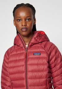 Patagonia SWEATER HOODY - Dunjakke - oxide red