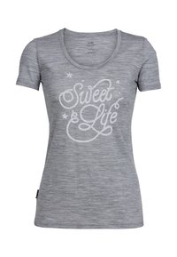 Harmaa lyhythihainen t-paita avara kaula-aukko ja teksturoitu kangas. Siinä on valkoinen graafinen teksti "Sweet Life" ja pieniä tähtiä korostuksina.