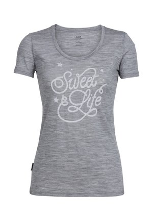 Grijze T-shirt met korte mouwen en een ronde halslijn, gemaakt van een gestructureerde stof. Bevat witte grafische tekst "Sweet Life" en kleine steraccenten.