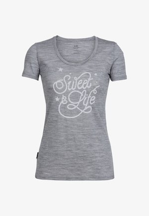 Šedé tričko s krátkým rukávem, kulatým výstřihem a strukturovanou tkaninou. Obsahuje bílý grafický text "Sweet Life" a malé hvězdičkové akcenty.