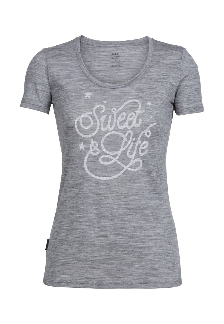 Harmaa lyhythihainen t-paita avara kaula-aukko ja teksturoitu kangas. Siinä on valkoinen graafinen teksti "Sweet Life" ja pieniä tähtiä korostuksina.