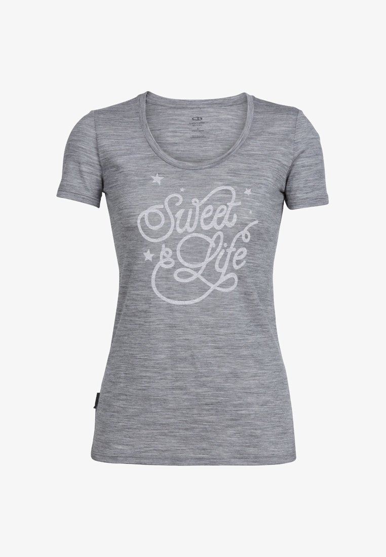 Harmaa lyhythihainen t-paita avara kaula-aukko ja teksturoitu kangas. Siinä on valkoinen graafinen teksti "Sweet Life" ja pieniä tähtiä korostuksina.