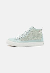 Ljusblå höga sneakers med snördetaljer, vit gummi sula och vita öglor med snörning framtill.