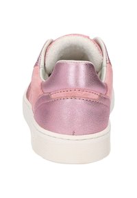 Rosa Sneaker mit einem strukturierten Obermaterial aus Leder und einem weichen, flauschigen Kragen. Verfügt über eine weiße Gummisohle und dezente Nahtdetails auf der Rückseite.
